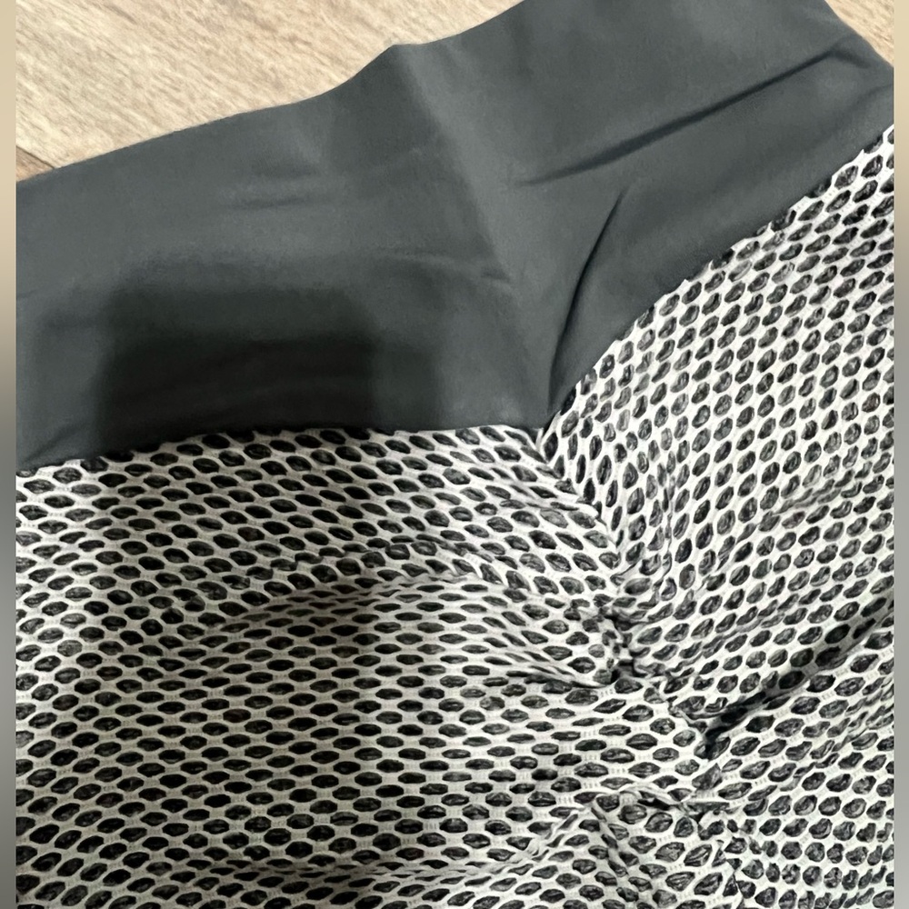 Women's Gray Textured Leggings - Picture 8 of 10